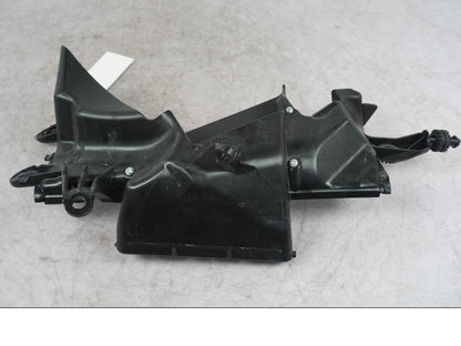 Snett uppifrån på Luftintagskåpa från en Ducati Multistrada V4 -2024 motorcykel.