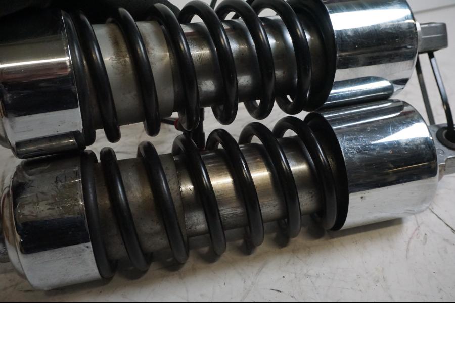 Snett uppifrån på Stötdämpare från en Kawasaki VN 1500 Classic Tourer -2003 motorcykel.