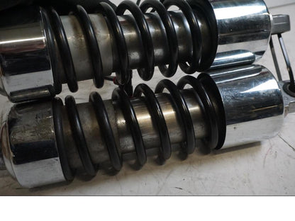 Snett uppifrån på Stötdämpare från en Kawasaki VN 1500 Classic Tourer -2003 motorcykel.