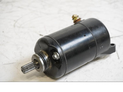 Framsidan på Startmotor från en Yamaha FZ-S 600 -1999 motorcykel.