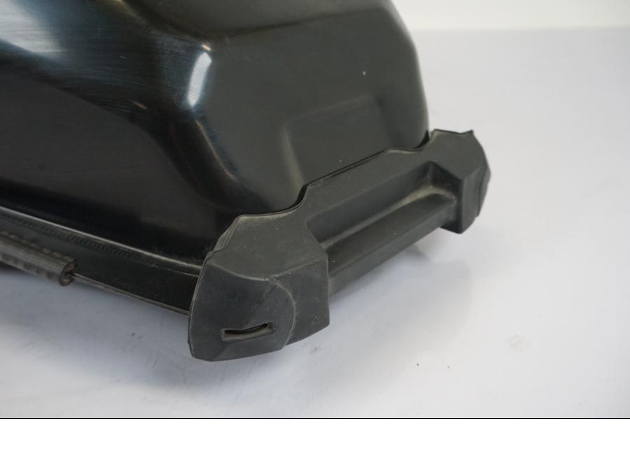 Snett nerifrån på Bensintank från en Yamaha MT-07 -2018 motorcykel.