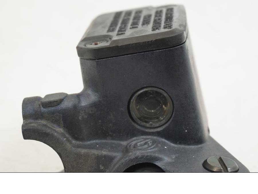 Snett uppifrån på Bromshuvudcylinder från en BMW F 650 CS -2003 motorcykel.