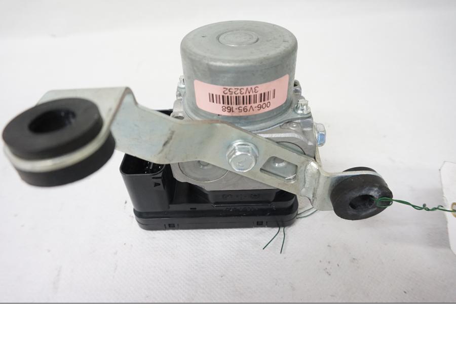 Vänster sida på ABS Modulator från en Kawasaki Z 900 -2020 motorcykel.