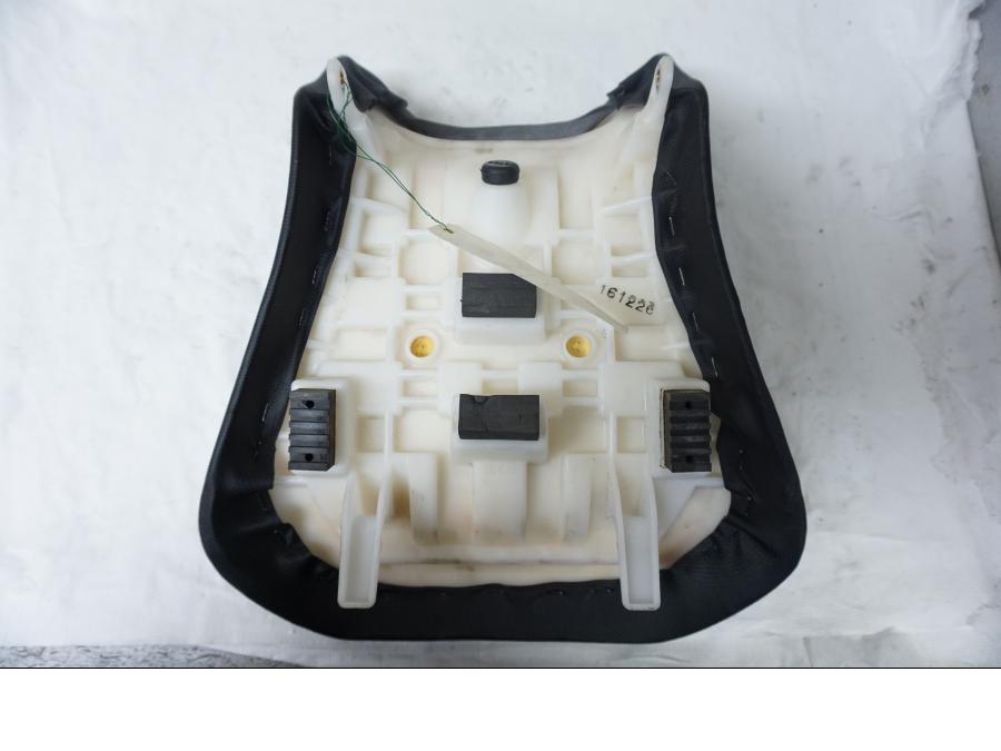 Snett uppifrån på Sadel från en Suzuki GSX-R 750 -1996 motorcykel.