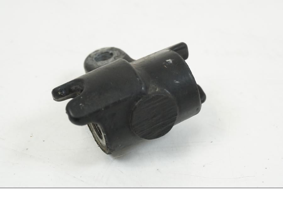 Snett nerifrån på Bromsfördelare från en Suzuki GS 1000 -1978 motorcykel.