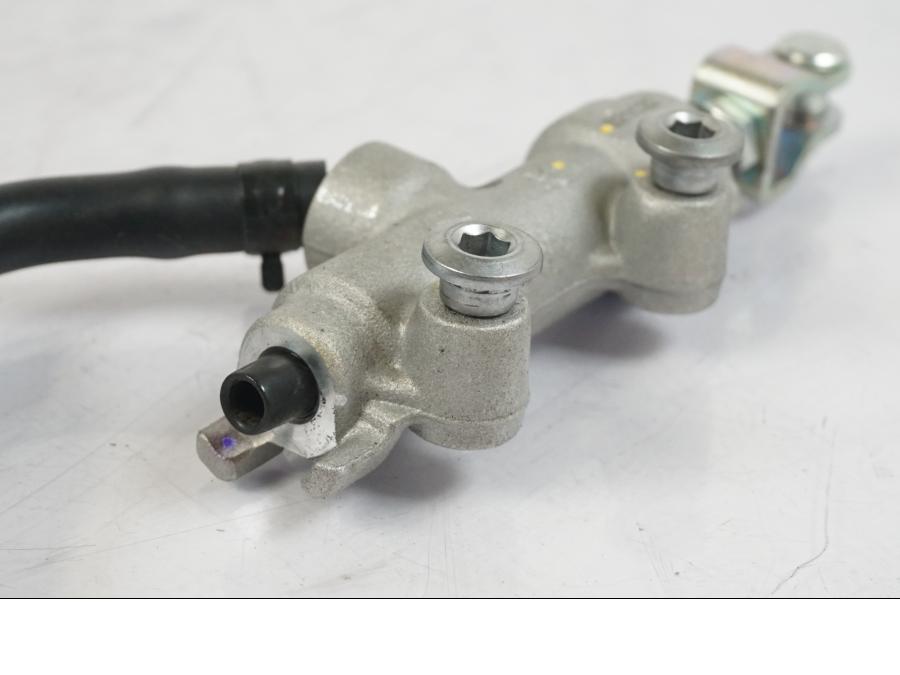 Höger sida på Bromshuvudcylinder från en Kawasaki Z 900 -2021 motorcykel.