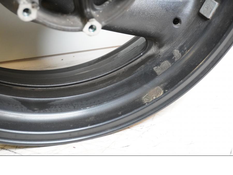 Höger sida på Fälg från en Yamaha YZF 1000 R -1997 motorcykel.