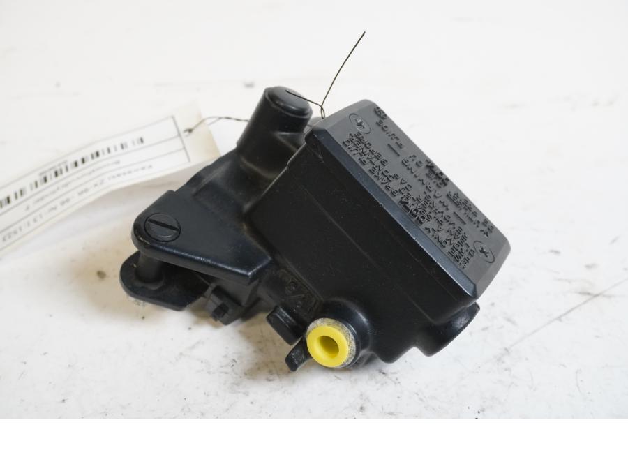 Framsidan på Bromshuvudcylinder från en Kawasaki ZX-9R -1996 motorcykel.