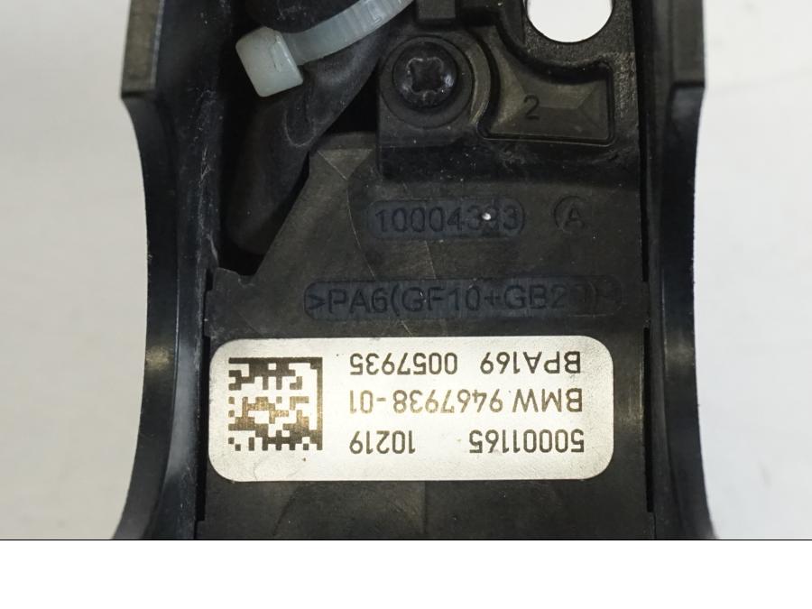 Snett nerifrån på SOS knapp från en BMW R 1250 GS -2019 motorcykel.