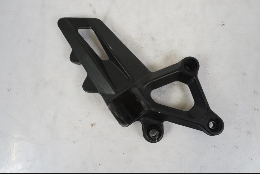 Framsidan på Fotpinnefäste från en KTM 1290 Super Duke -2019 motorcykel.