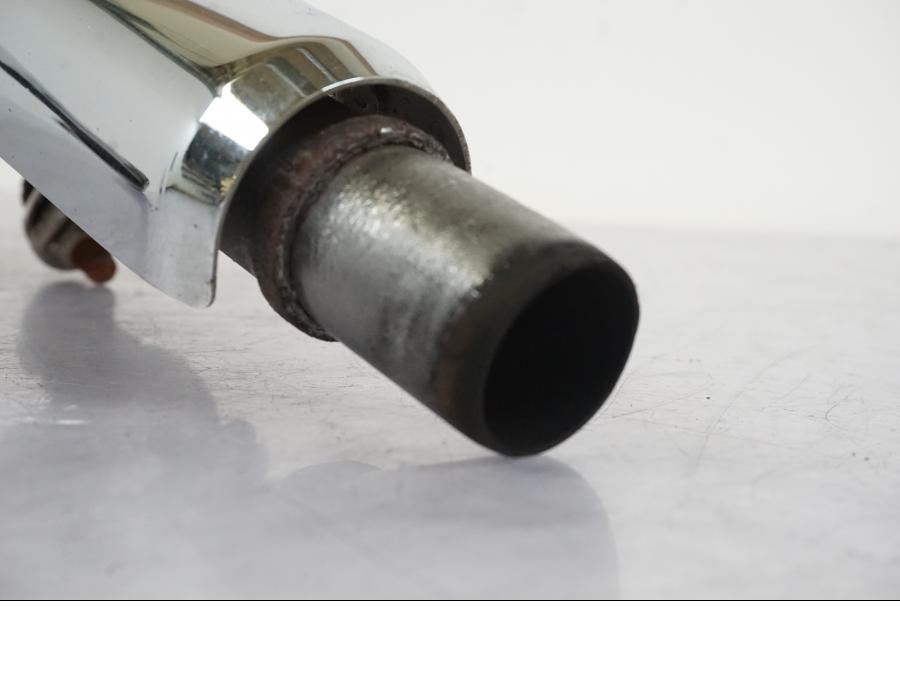 Höger sida på Grenrör från en Suzuki VL 800 -2002 motorcykel.