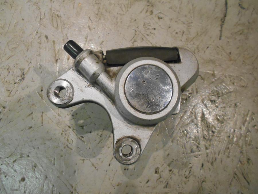 Framsidan på Bromsok från en Suzuki VS 750 Intruder -1986 motorcykel.