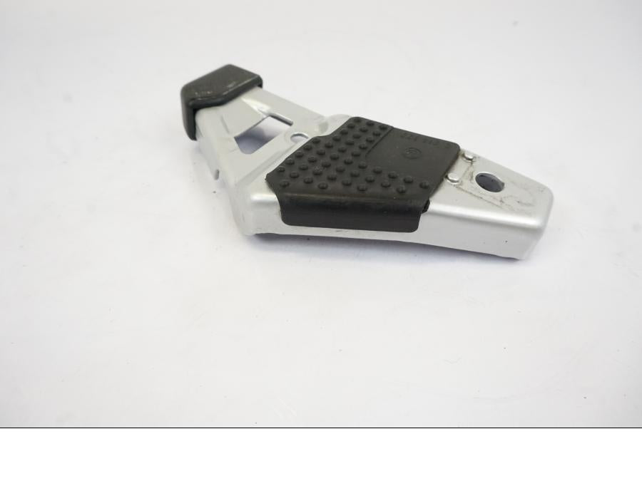 Baksidan på Fotpinnefäste från en BMW R 1150 RS -2003 motorcykel.