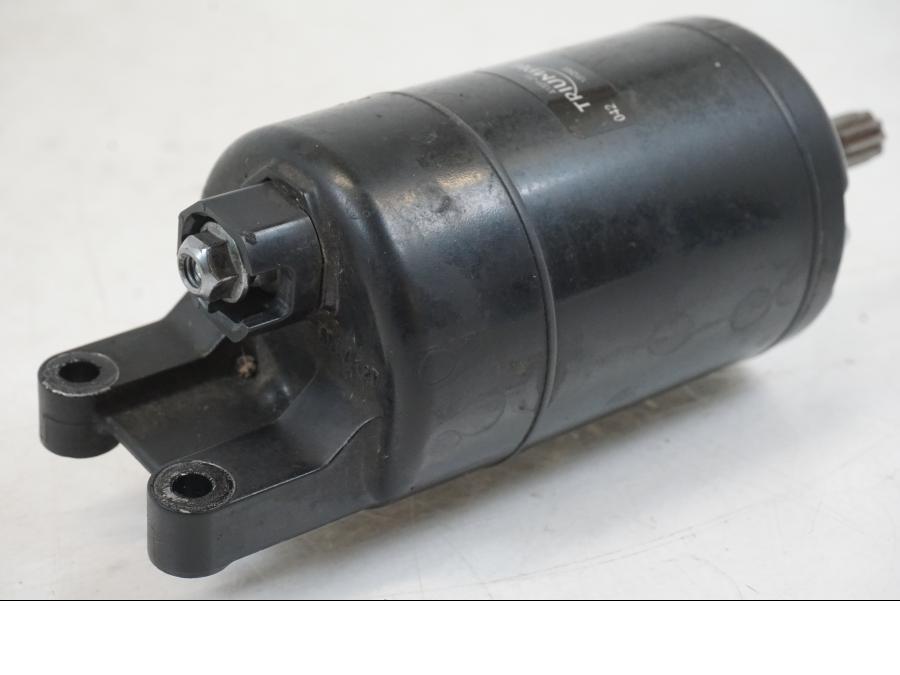 Höger sida på Startmotor från en Triumph Speed Triple -2021 motorcykel.