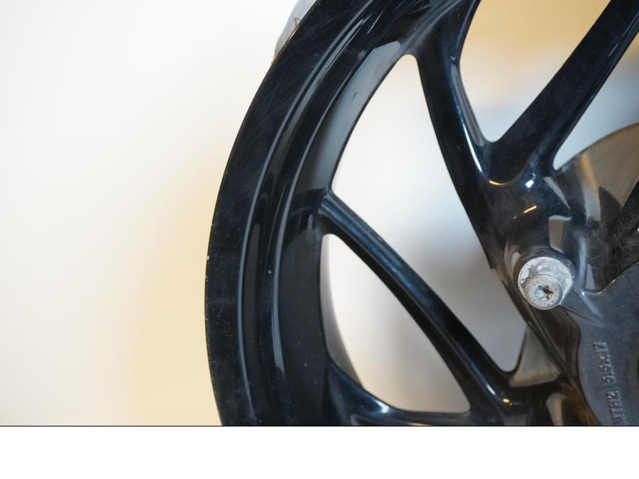 Snett nerifrån på Fälg från en BMW F 800 R -2011 motorcykel.