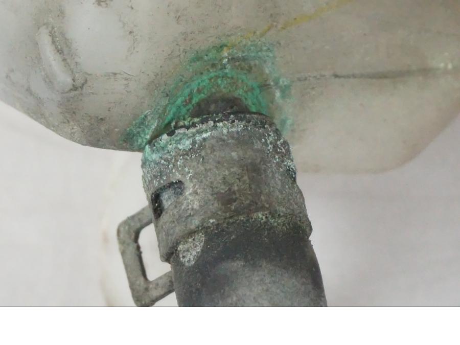 Extrabild1 på Vattenexpansionskärl från en Kawasaki ER-6F -2010 motorcykel.