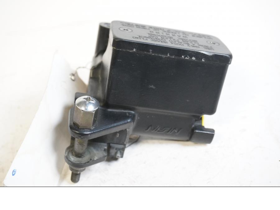 Framsidan på Bromshuvudcylinder från en Suzuki DL 1000 -2004 motorcykel.