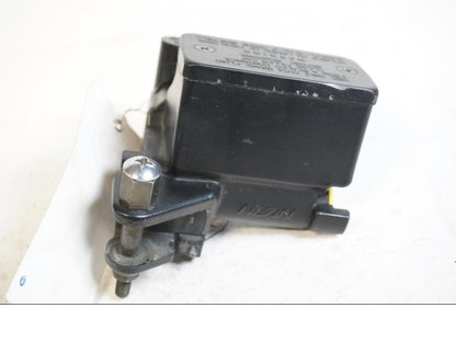 Framsidan på Bromshuvudcylinder från en Suzuki DL 1000 -2004 motorcykel.