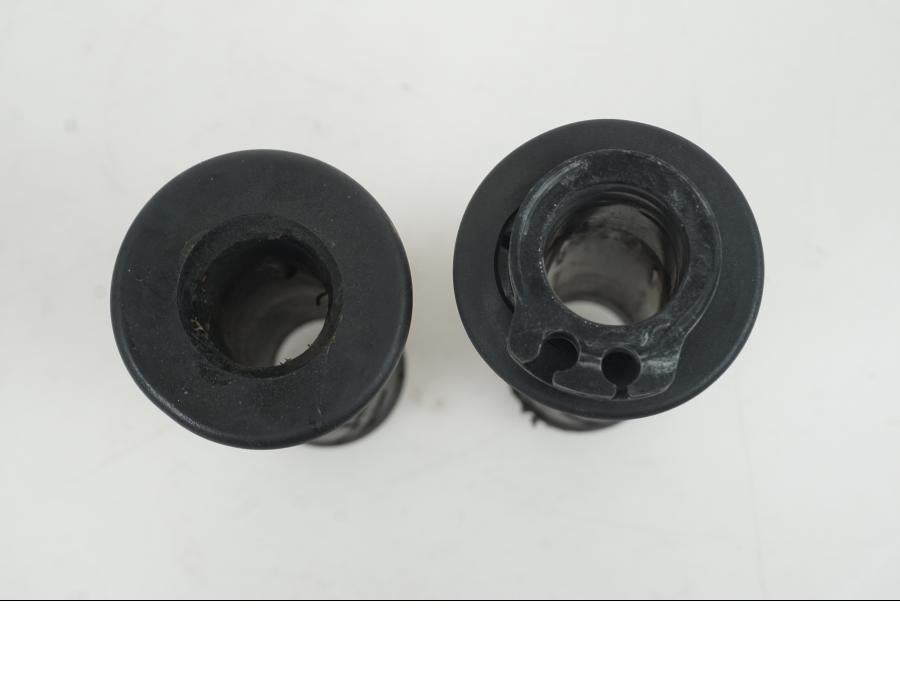 Snett uppifrån på Handtag från en Suzuki GSX-R 1000 -2007 motorcykel.