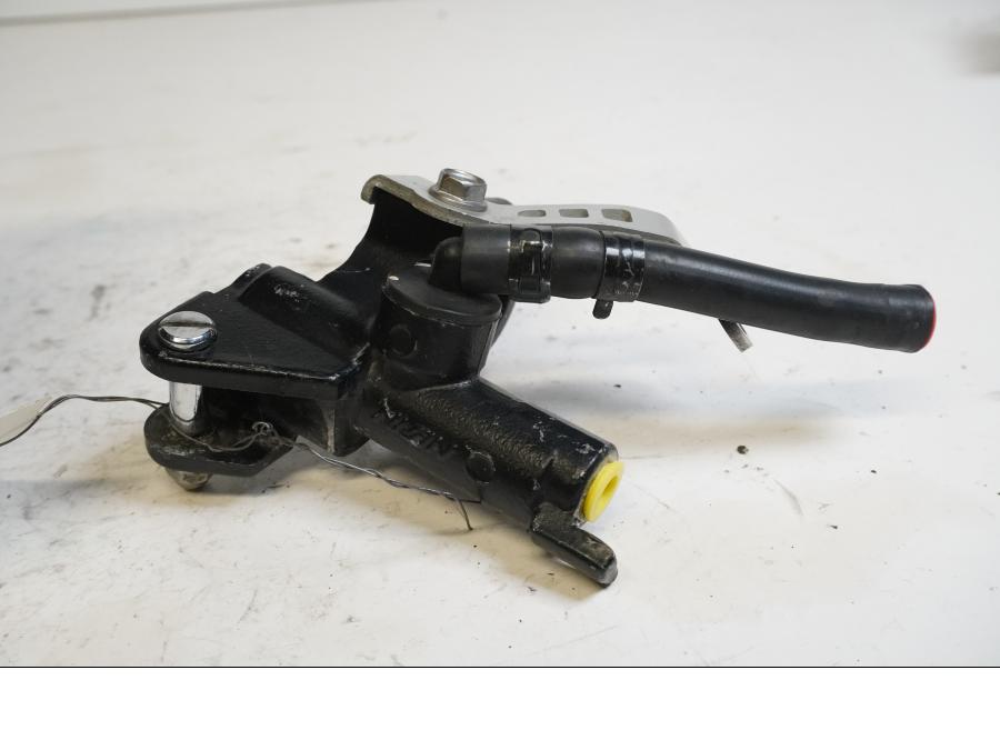 Framsidan på Bromshuvudcylinder från en Honda CBR 900 RR -1999 motorcykel.