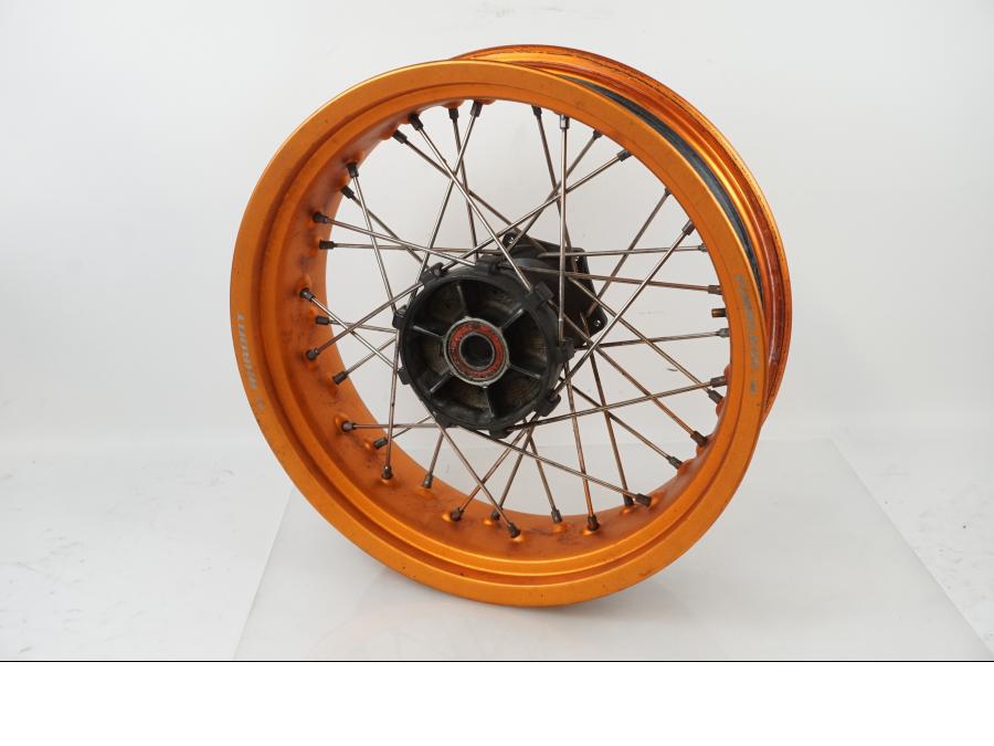 Baksidan på Fälg från en KTM 690 SMCR -2015 motorcykel.