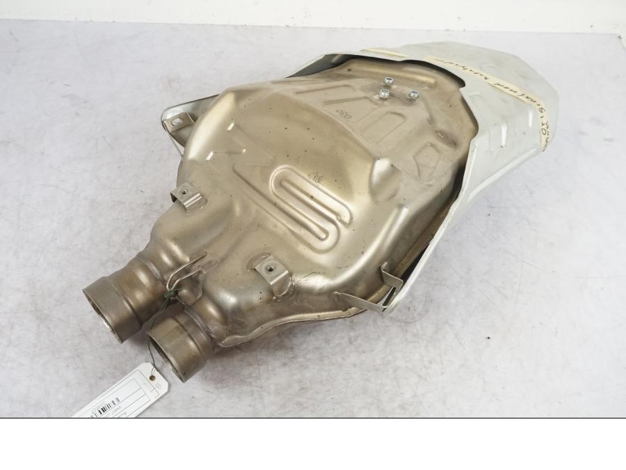 Snett nerifrån på Ljuddämpare från en Ducati 749 -2003 motorcykel.