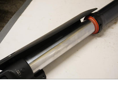 Höger sida på Gaffelben från en KTM 690 SMCR -2014 motorcykel.