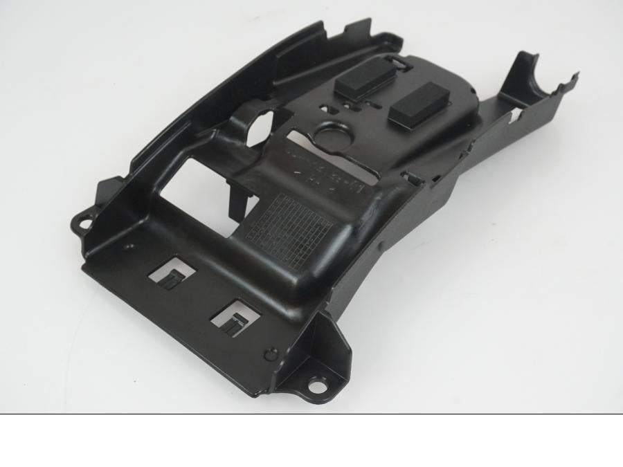 Vänster sida på Batterikåpa från en Yamaha XSR 700 -2021 motorcykel.