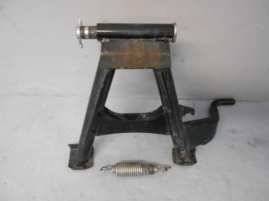 Framsidan på Centralstöd från en Yamaha YS 125 -2017 motorcykel.