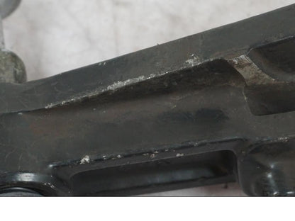 Snett nerifrån på Bromsoksfäste från en Honda VF 750 S -1982 motorcykel.