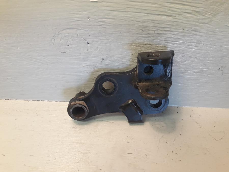 Framsidan på Fotpinnefäste från en Yamaha WR 125 -2010 motorcykel.