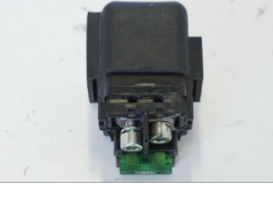 Snett nerifrån på Startrelä från en Honda CBR 900 RR -2001 motorcykel.