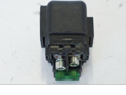 Snett nerifrån på Startrelä från en Honda CBR 900 RR -2001 motorcykel.