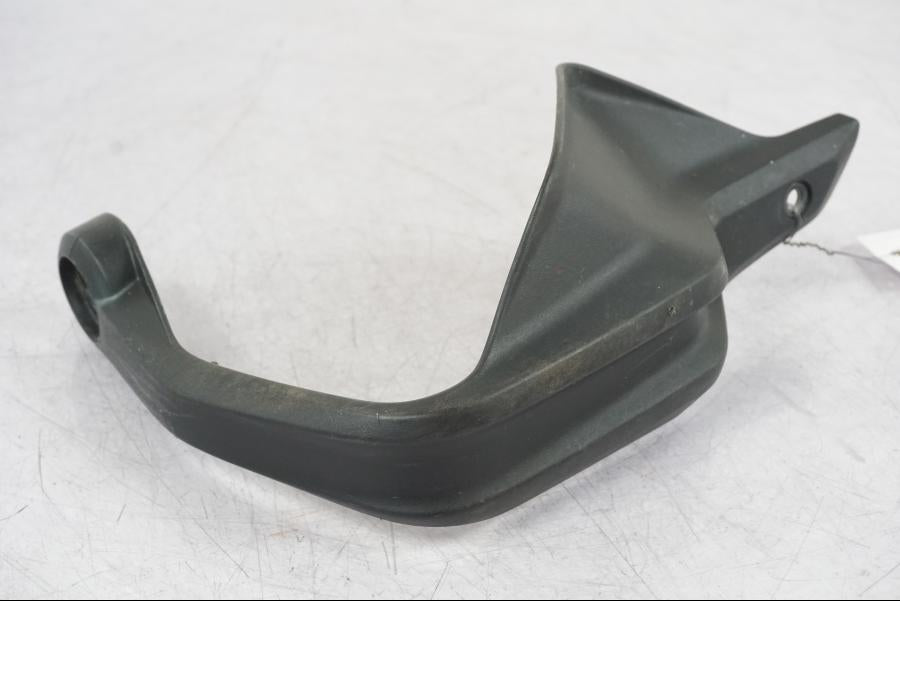 Framsidan på Handskydd från en BMW R 1250 GSA -2024 motorcykel.