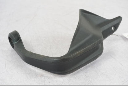 Framsidan på Handskydd från en BMW R 1250 GSA -2024 motorcykel.