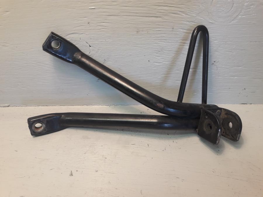 Framsidan på Fotpinnefäste från en Yamaha WR 125 -2010 motorcykel.