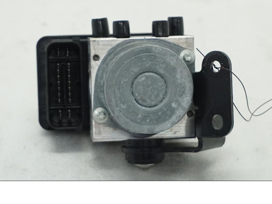 Framsidan på ABS Modulator från en Ducati Hypermotard -2020 motorcykel.