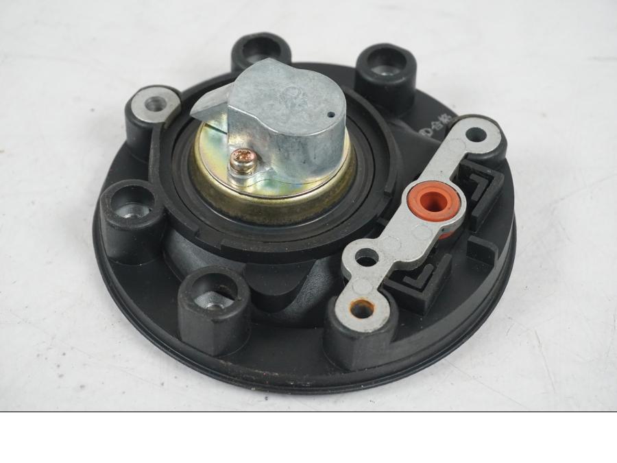 Extrabild3 på <p>Tanklock från Yamaha FZ-S 600 1998.</p>

<p>Med 1st nyckel och sadellås.</p> motorcykel.