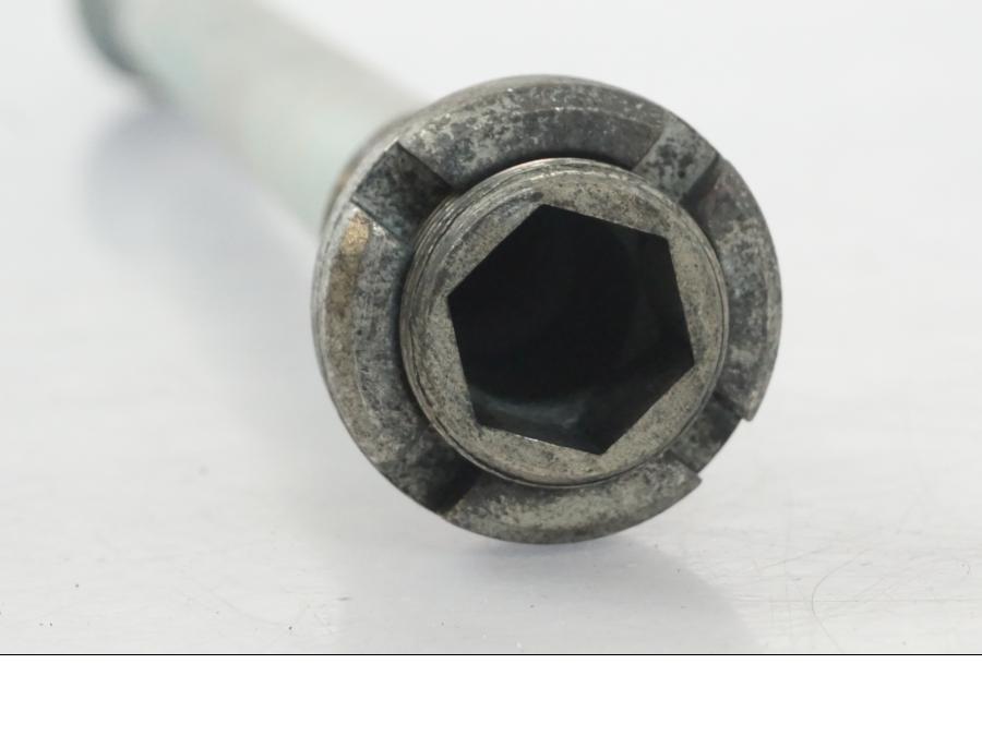 Höger sida på Axel från en Suzuki SV 650 S -2005 motorcykel.