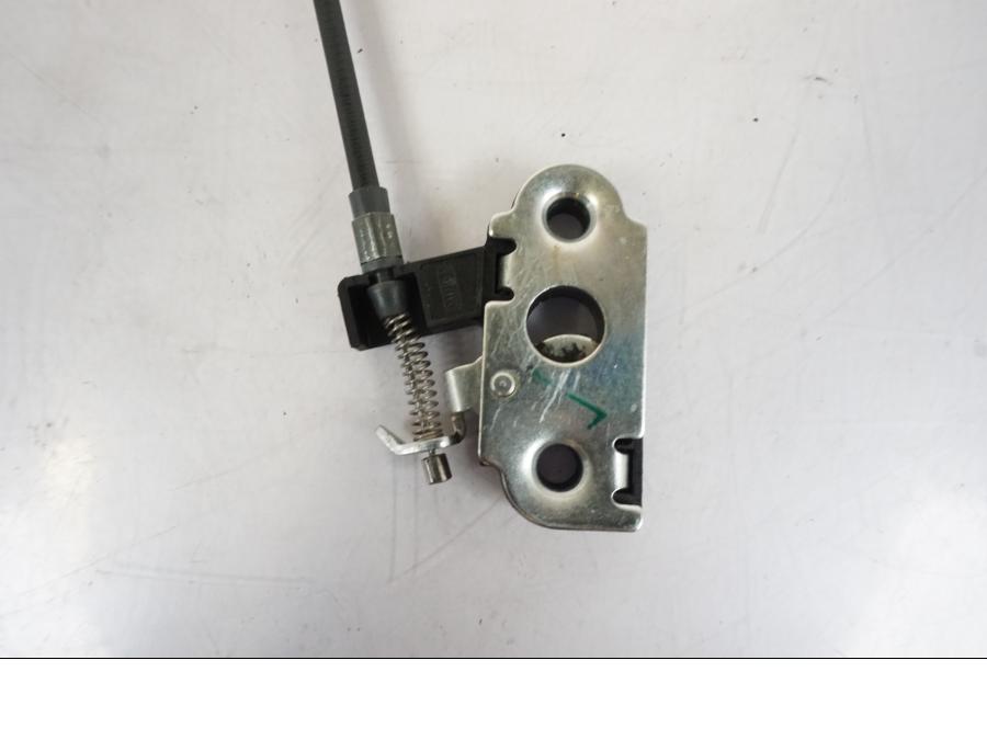 Baksidan på Sadellåsmekanism från en KTM 790 Duke -2019 motorcykel.