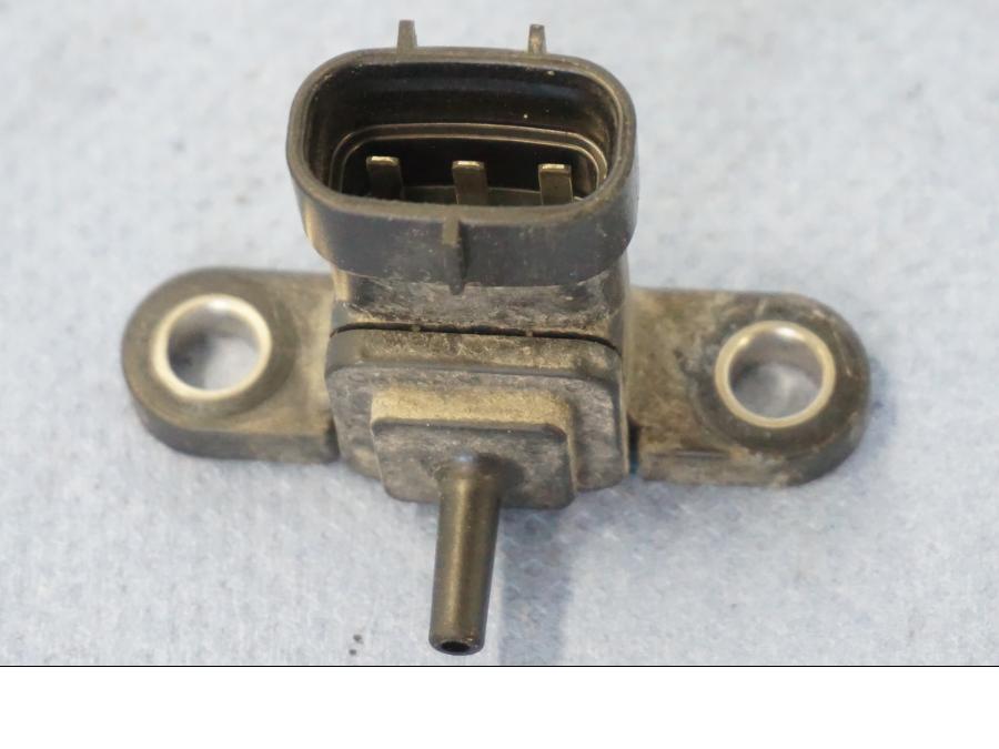 Snett nerifrån på Mapsensor från en Yamaha X-Max 250 -2016 scooter.