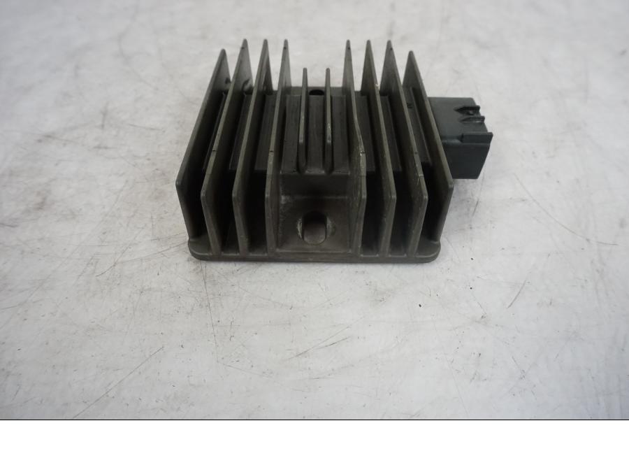 Baksidan på Likriktare från en Kawasaki Versys 650 -2014 motorcykel.