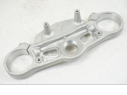 Snett uppifrån på Gaffelkrona från en Triumph Speed Triple -2021 motorcykel.