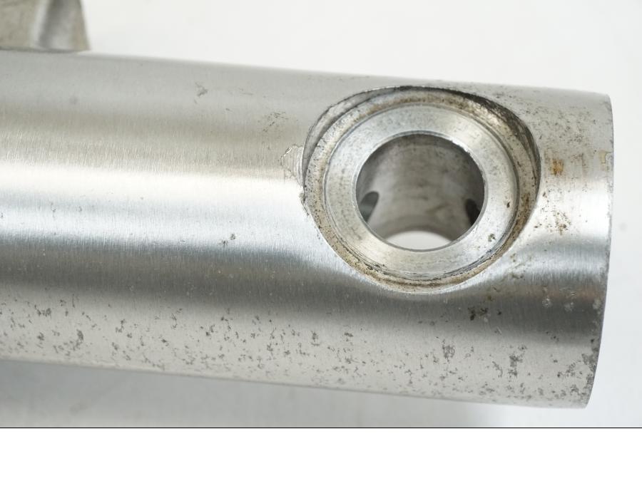 Vänster sida på Gaffelben från en Kawasaki VN 800 -2000 motorcykel.