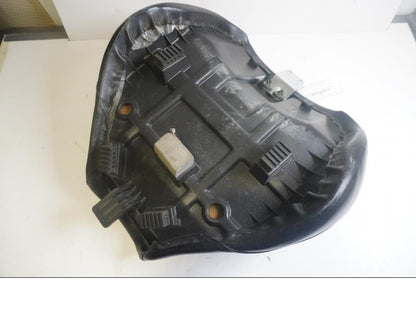 Höger sida på Sadel från en Suzuki VL 800 -2003 motorcykel.