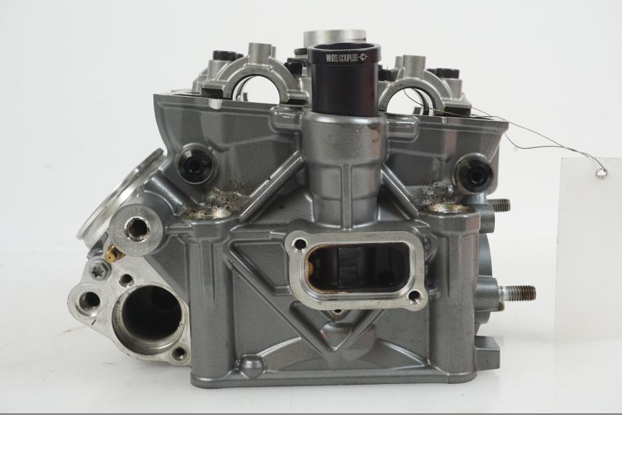 Höger sida på Topplock från en KTM 1290 Super Duke R -2021 motorcykel.