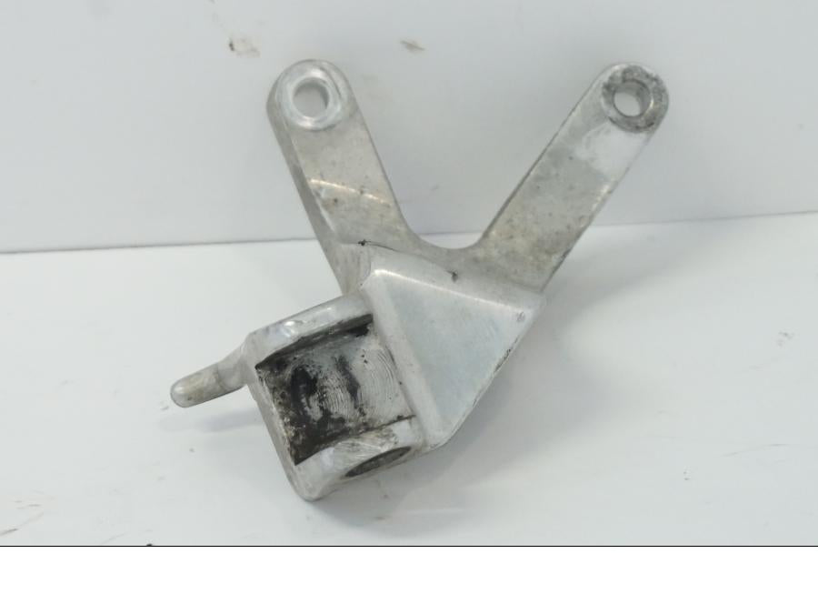 Framsidan på Fotpinnefäste från en Yamaha YZF 1000 R -1997 motorcykel.