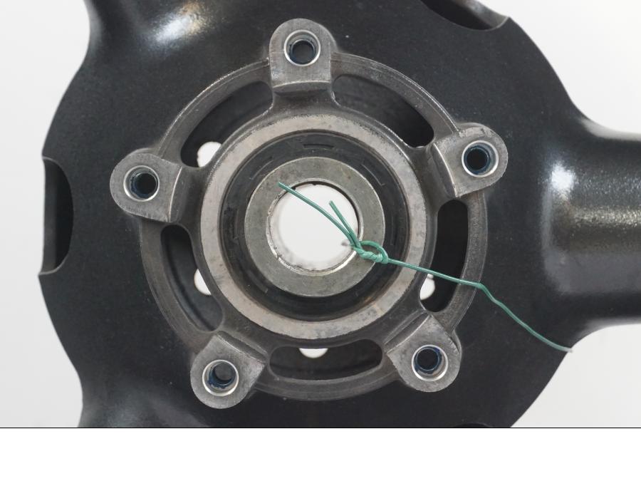 Baksidan på Fälg från en Suzuki GSX 1300 RX -1999 motorcykel.