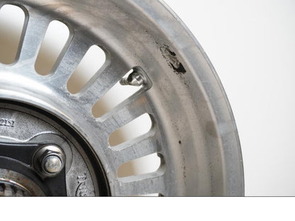 Vänster sida på Fälg från en Triumph Rocket III -2011 motorcykel.