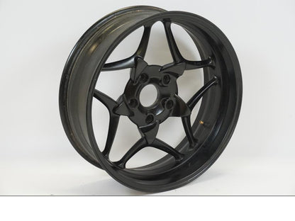 Baksidan på Fälg från en BMW K 1200 S -2006 motorcykel.